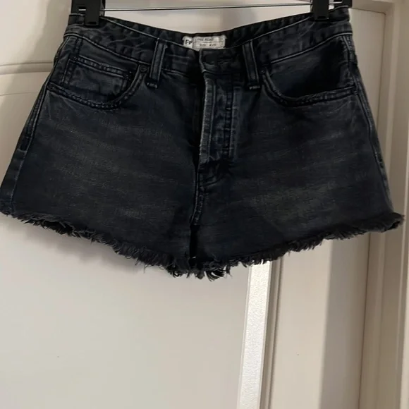 Free People~Frayed Denim Short Shorts / Black / Host Pick - Picture 7 of 7